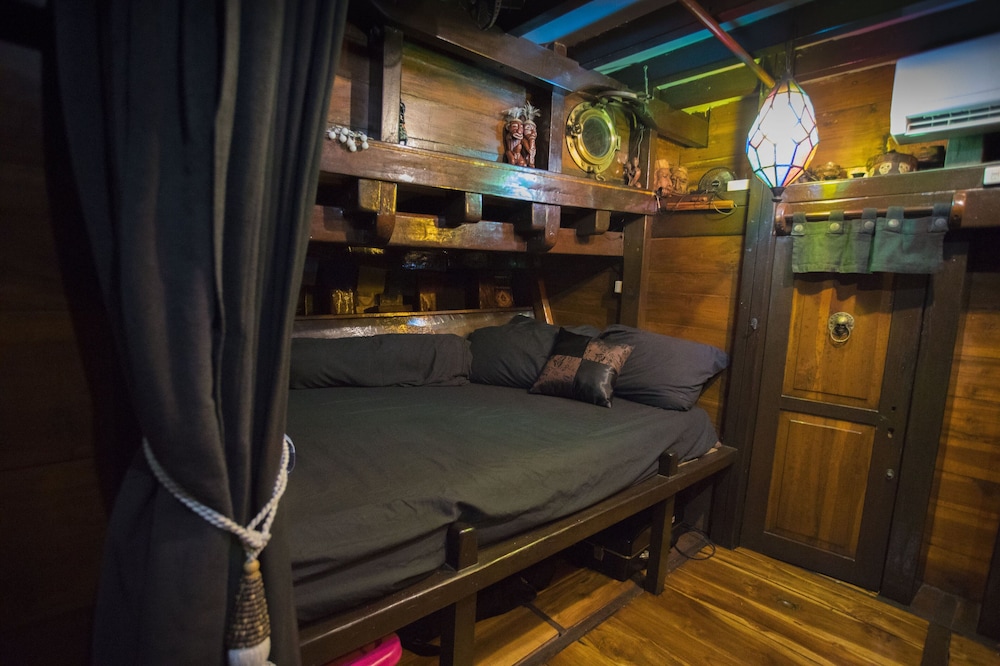 komodo pirate boat phinisi liveaboard