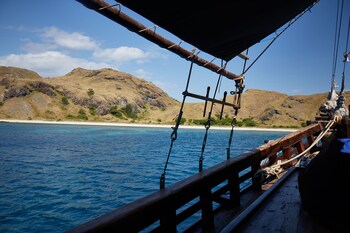 komodo pirate boat phinisi liveaboard