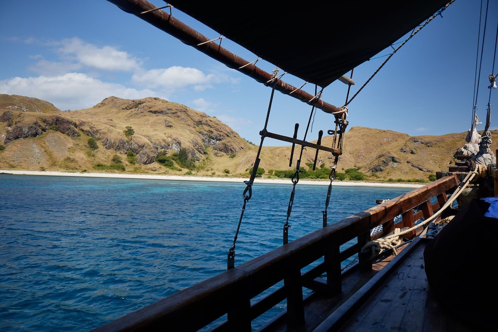 komodo pirate boat phinisi liveaboard