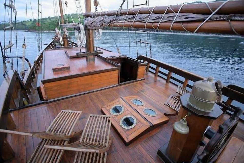 komodo pirate boat phinisi liveaboard