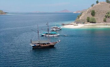 komodo pirate boat phinisi liveaboard