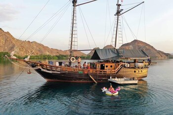 komodo pirate boat phinisi liveaboard