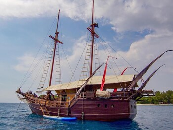 komodo pirate boat phinisi liveaboard