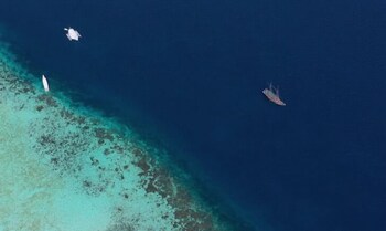 komodo pirate boat phinisi liveaboard
