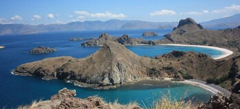 komodo pirate boat phinisi liveaboard