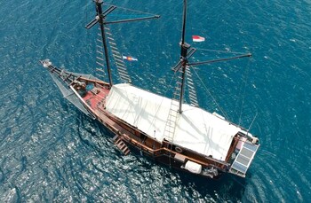 komodo pirate boat phinisi liveaboard