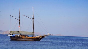 komodo pirate boat phinisi liveaboard