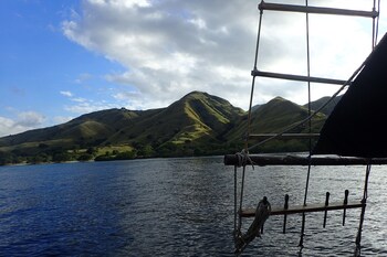 komodo pirate boat phinisi liveaboard