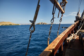 komodo pirate boat phinisi liveaboard
