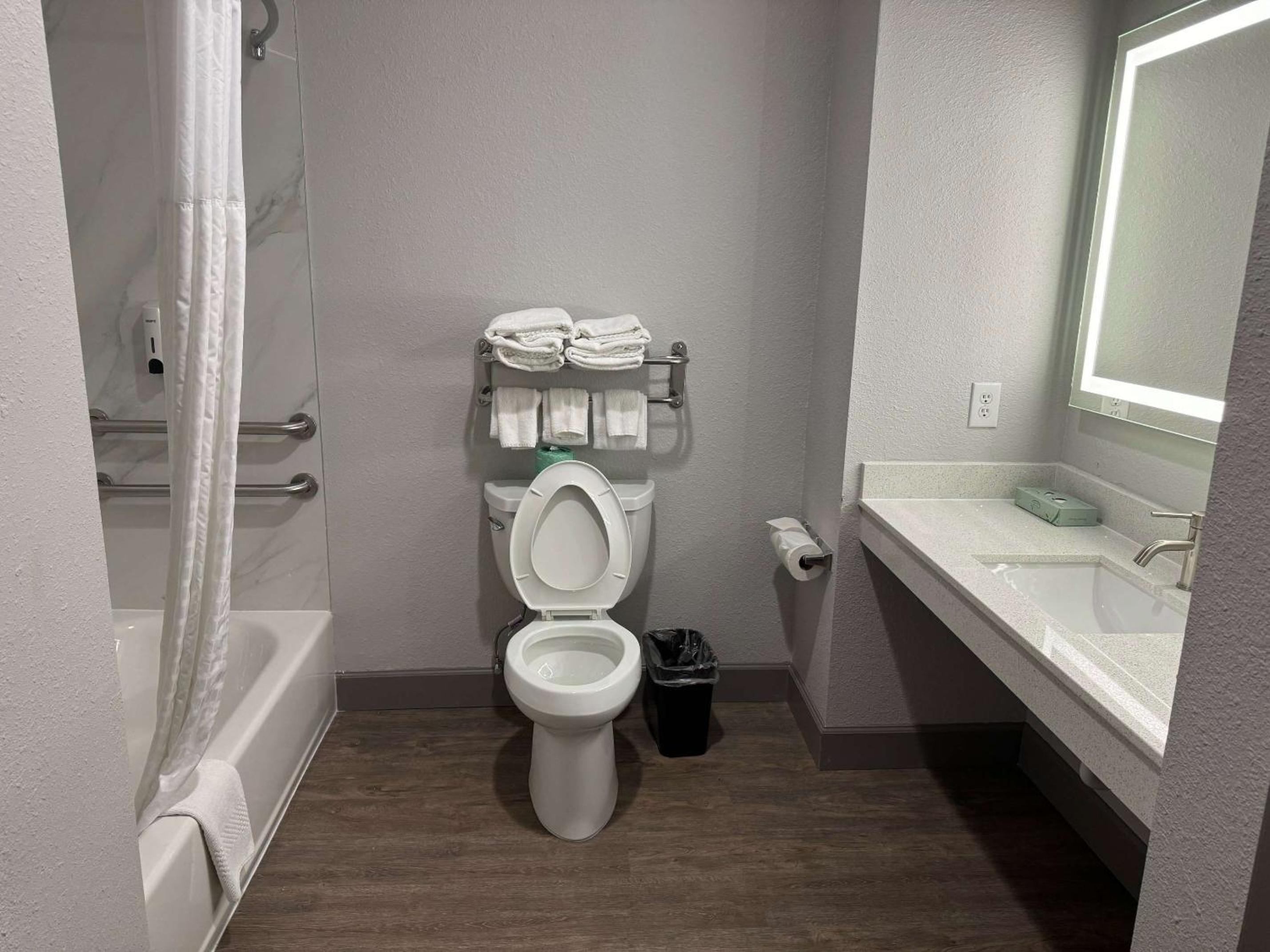 quality inn and suites la porte