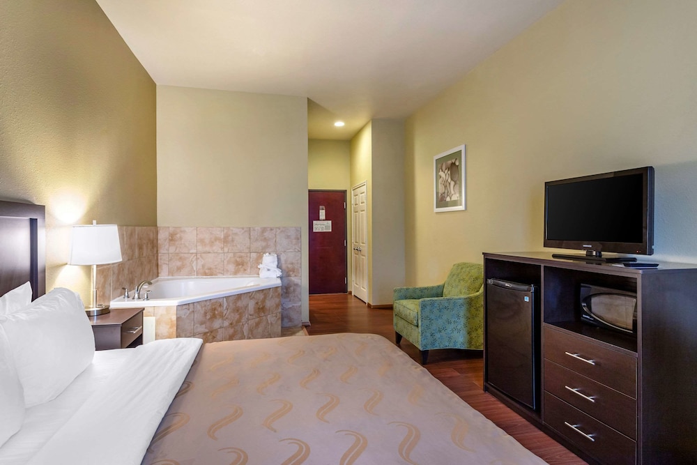 quality inn and suites la porte