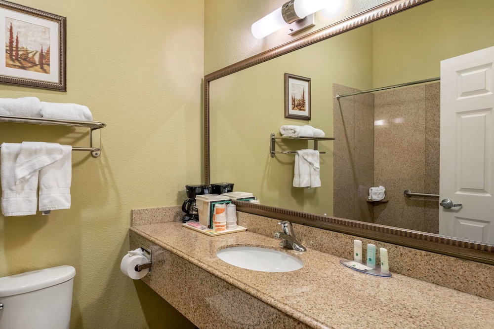 quality inn and suites la porte