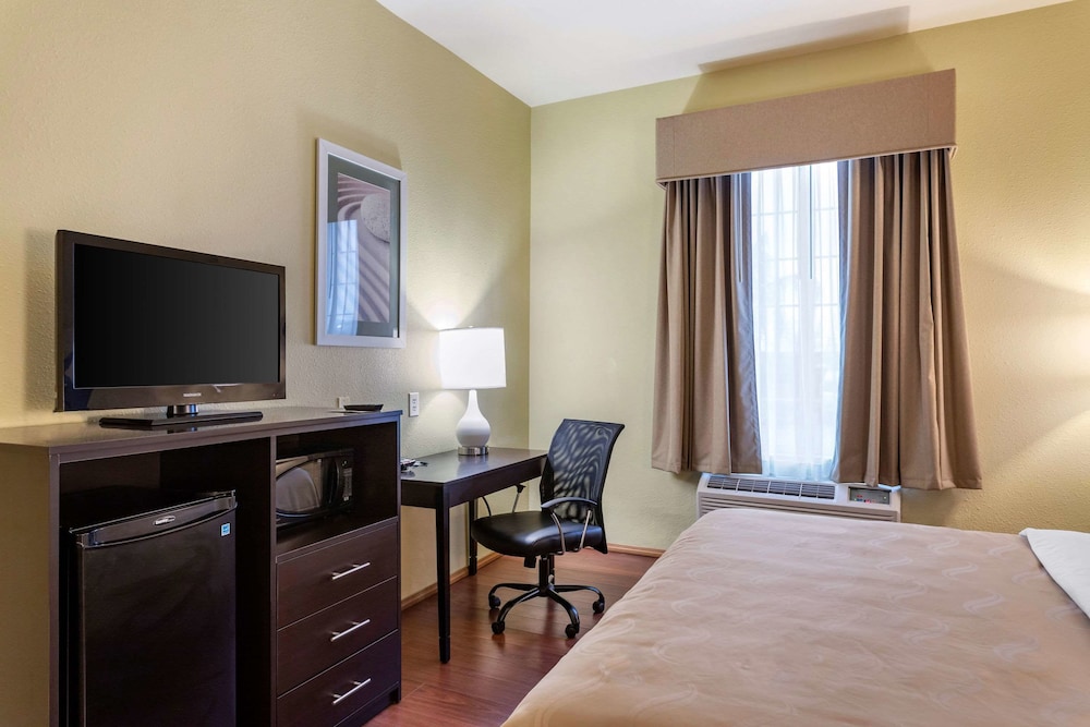 quality inn and suites la porte