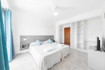 hostal cala llombards