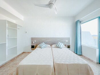 hostal cala llombards