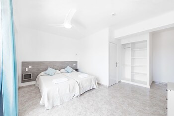 hostal cala llombards