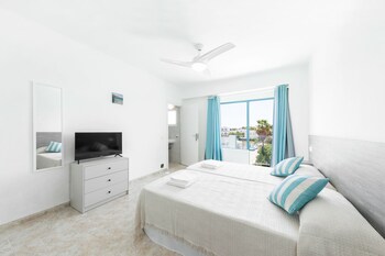 hostal cala llombards