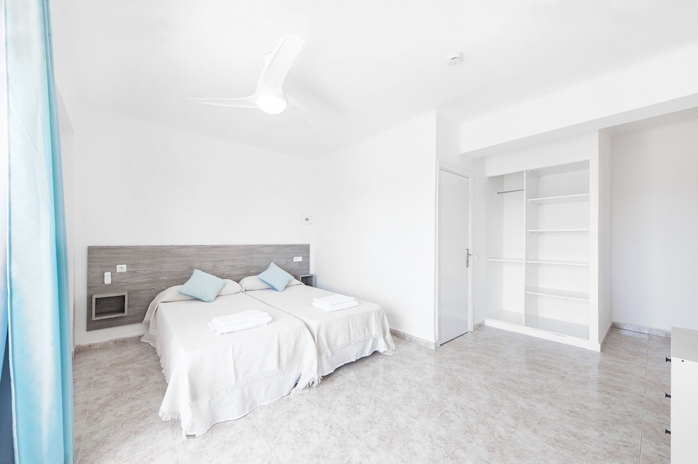 hostal cala llombards