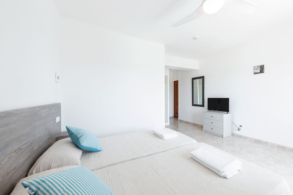 hostal cala llombards