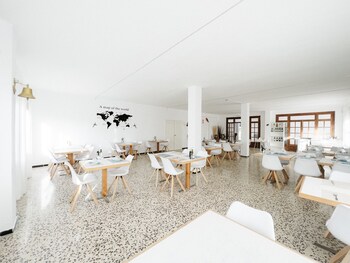 hostal cala llombards