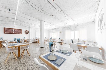 hostal cala llombards