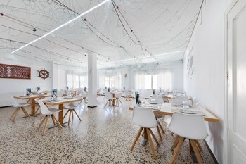 hostal cala llombards