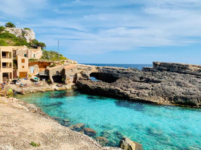 hostal cala llombards