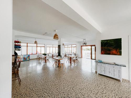 hostal cala llombards