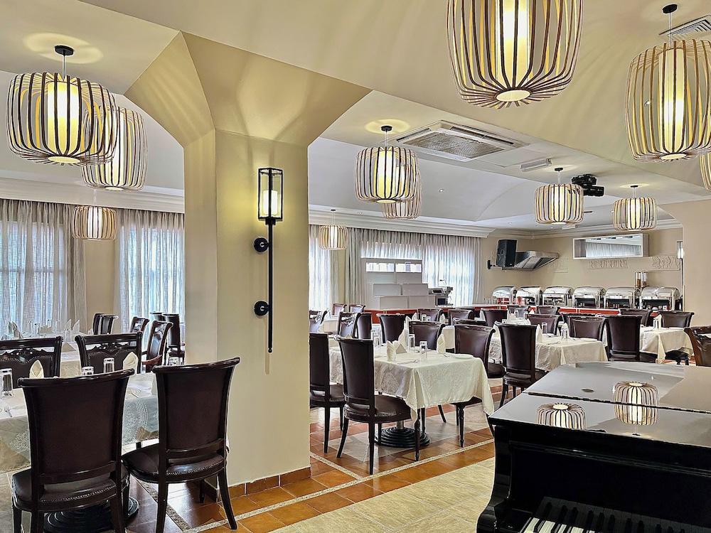 victoria crown plaza hotel