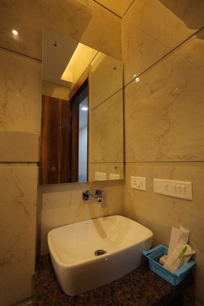 hotel taj crown plaza