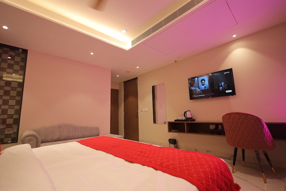 hotel taj crown plaza