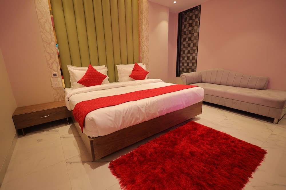 hotel taj crown plaza