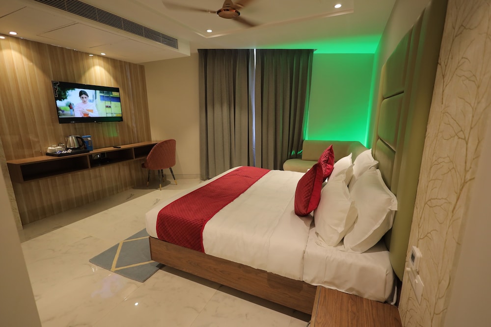 hotel taj crown plaza