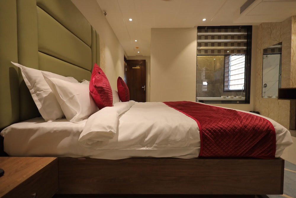 hotel taj crown plaza