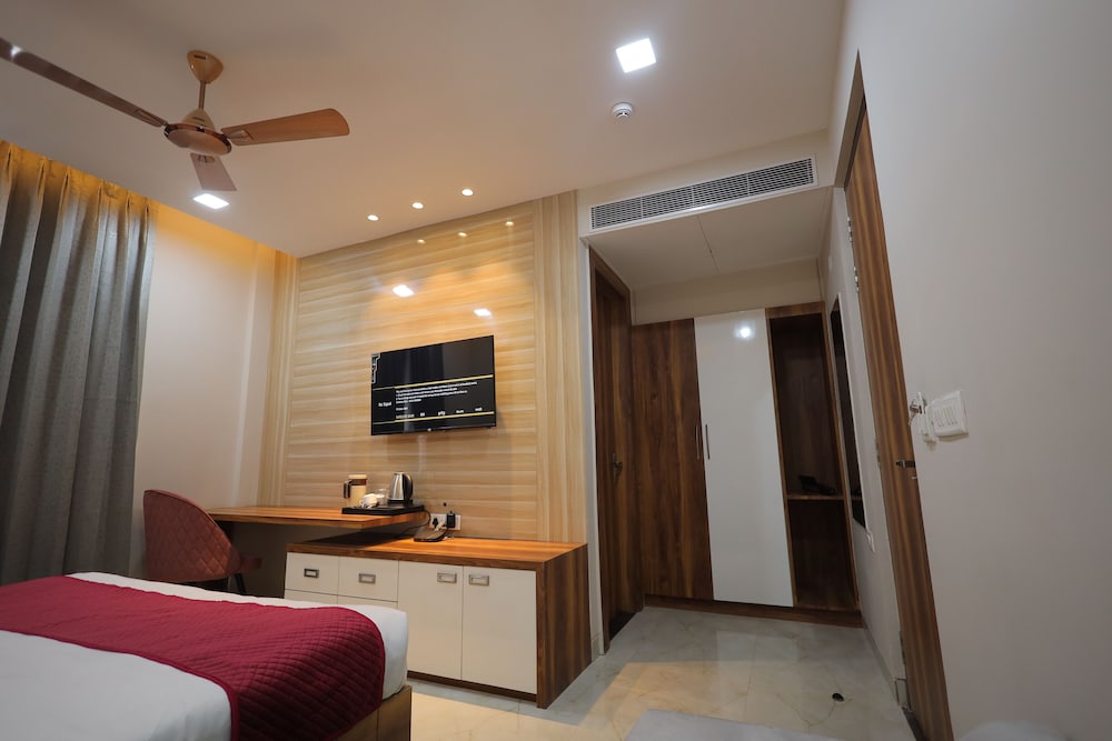 hotel taj crown plaza