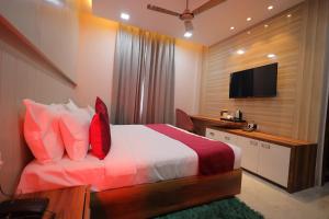 hotel taj crown plaza