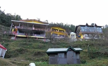 Apple Orchard Resort,Dhanaulti>>Dehradun,3 star