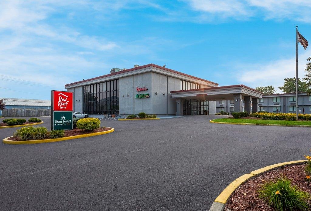 red roof inn painted post