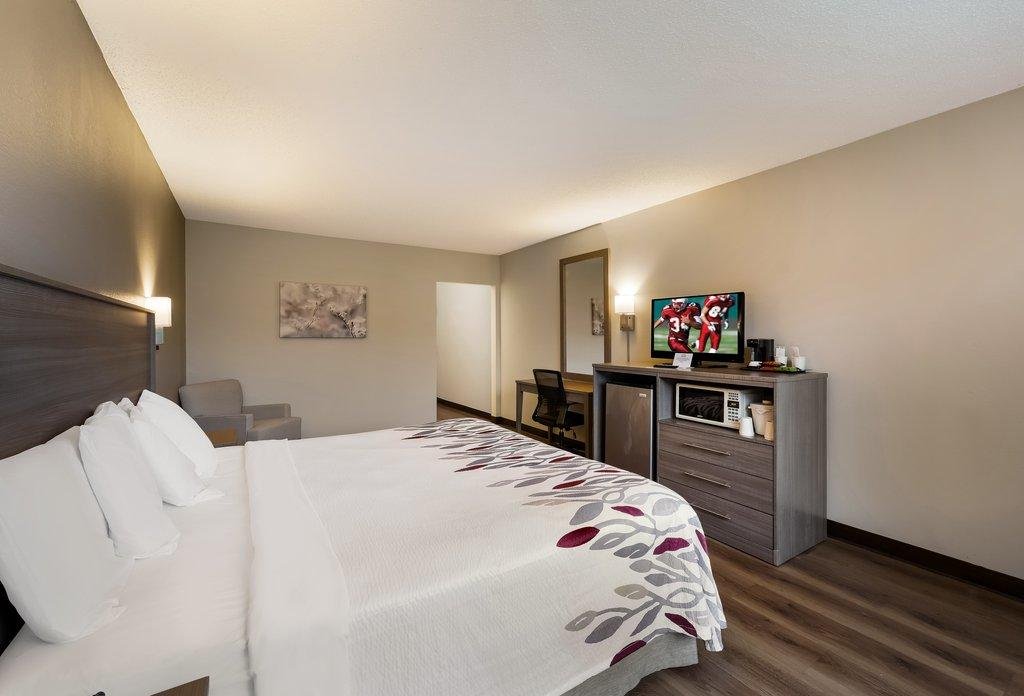 red roof inn painted post