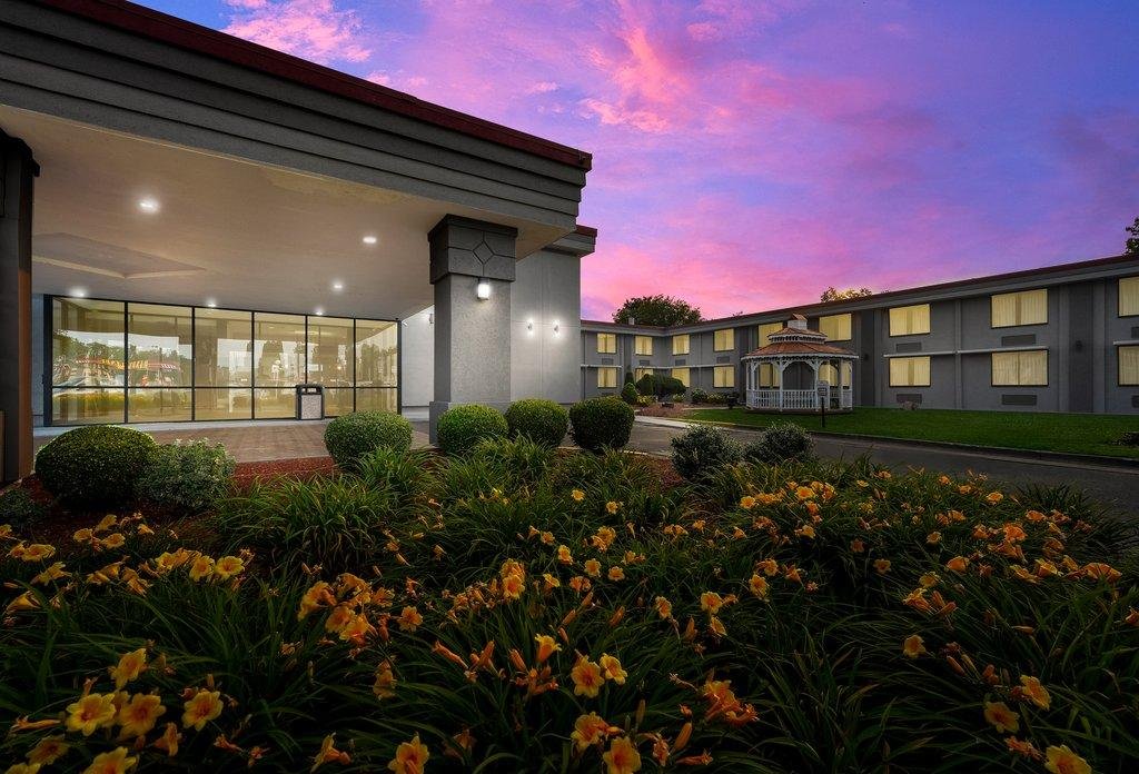 red roof inn painted post