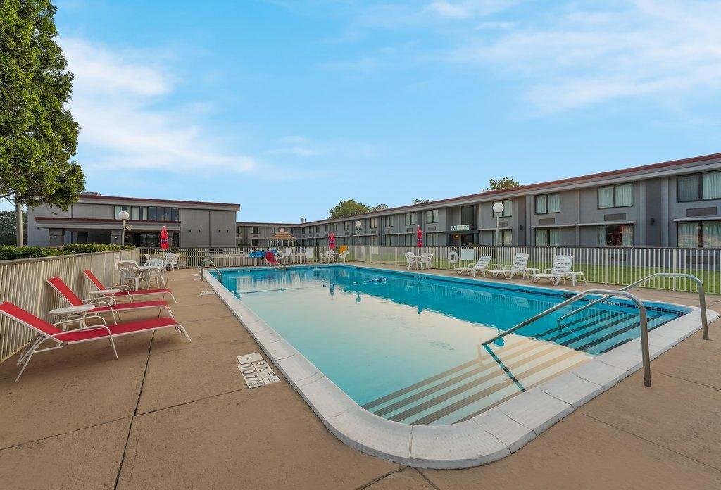 red roof inn painted post