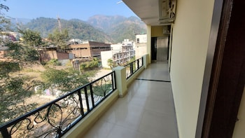 hotel keshav nandan by the shivaay