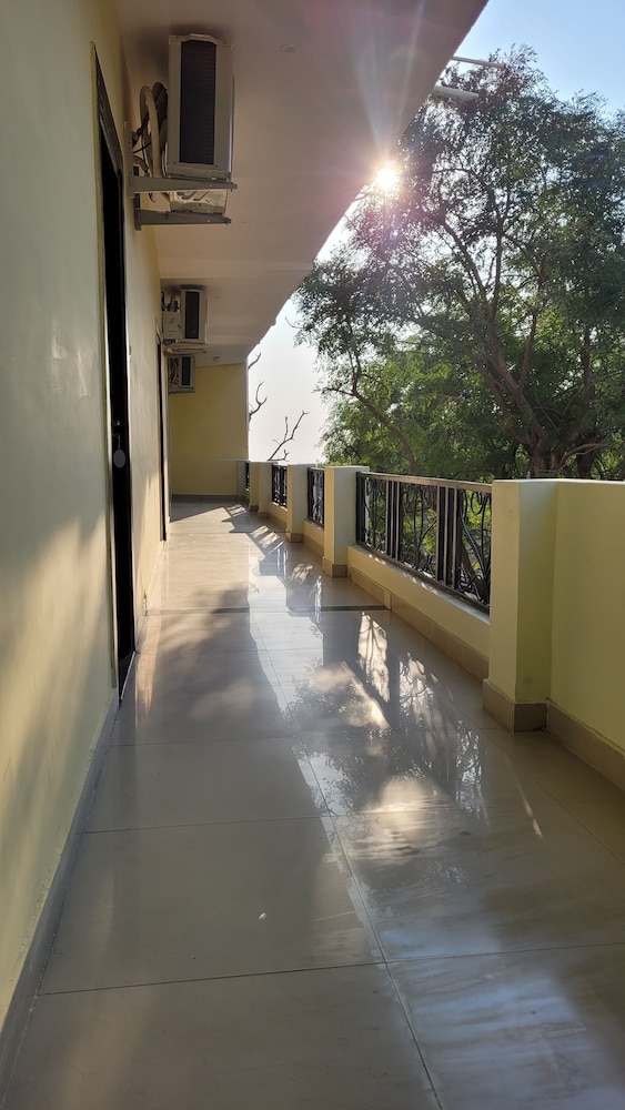 hotel keshav nandan by the shivaay