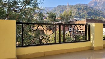 hotel keshav nandan by the shivaay