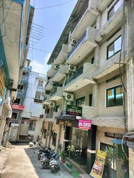 hotel leisure palace by wb inn