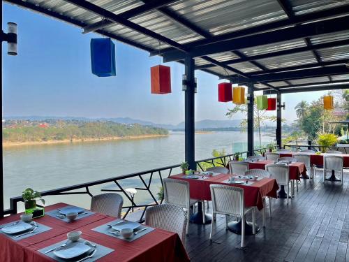 chiangkhong teak garden riverfront onsen hotel