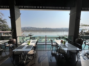 chiangkhong teak garden riverfront onsen hotel