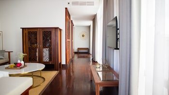 amanjaya pancam suites hotel