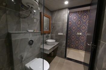 hotel adhiraja palace