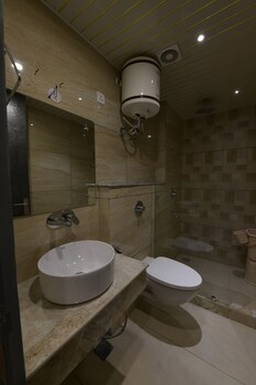hotel adhiraja palace